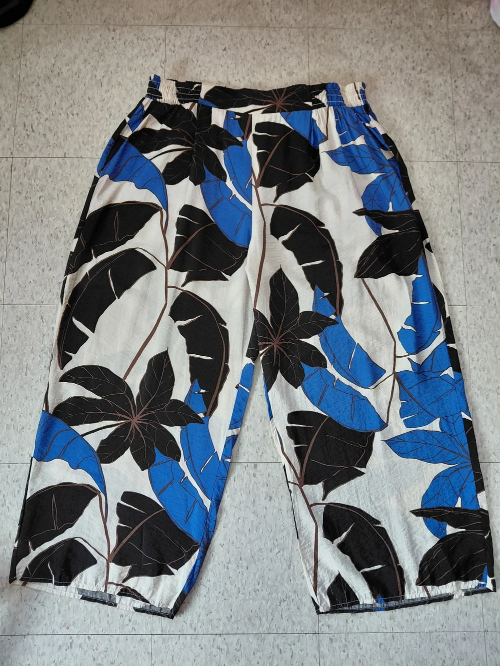 Sofia By Sofia Vergara Wide-Leg Floral Print Pants in Blue & Cream Tropical Pant - Picture 2 of 15